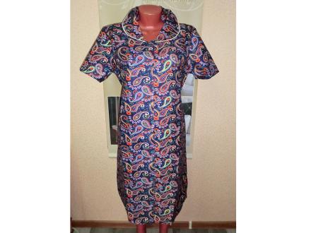 Халат трикотажный на пуговицах с воротником.