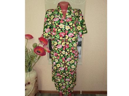 Халат трикотажный на молнии с воротником.