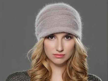 Шапка с козырьком из ангоры Classic